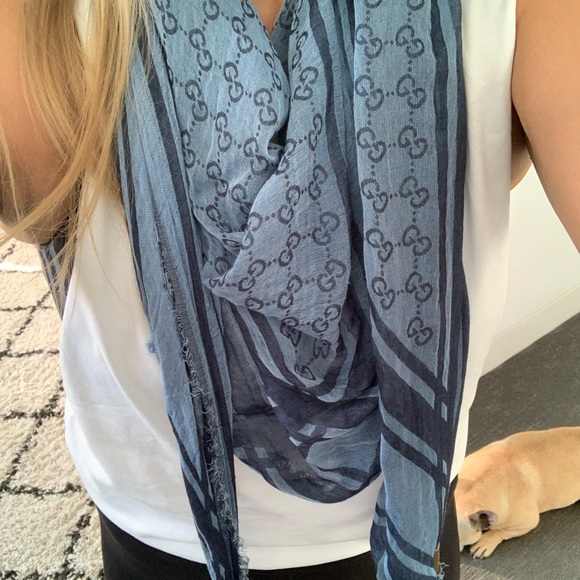 ⭐️PM EDITOR’S PICK⭐️ Gucci GG pattern shawl scarf - Picture 5 of 8